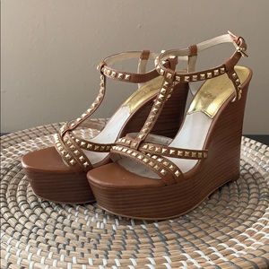 Michael Kors 6.5 Gold Studded cognac / tan wedges